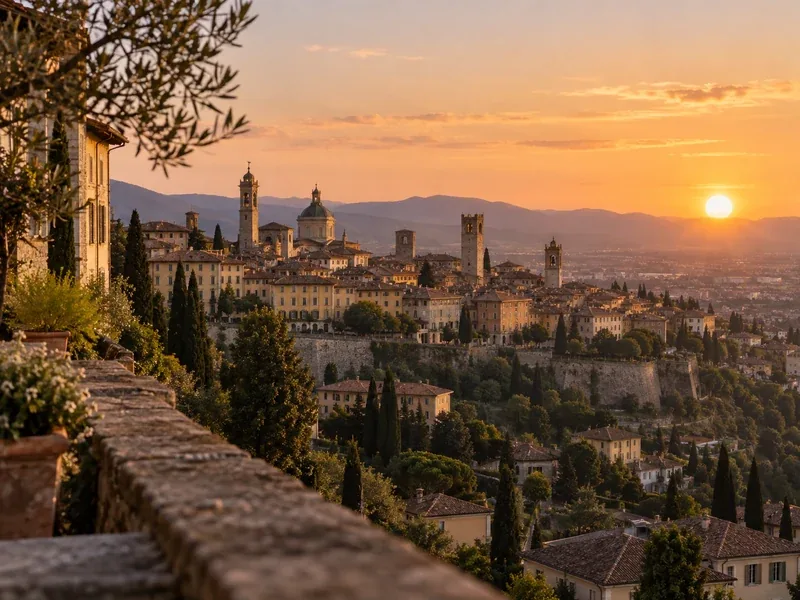 Panorama di Bergamo Città Alta al tramonto con le torri e le colline sullo sfondo