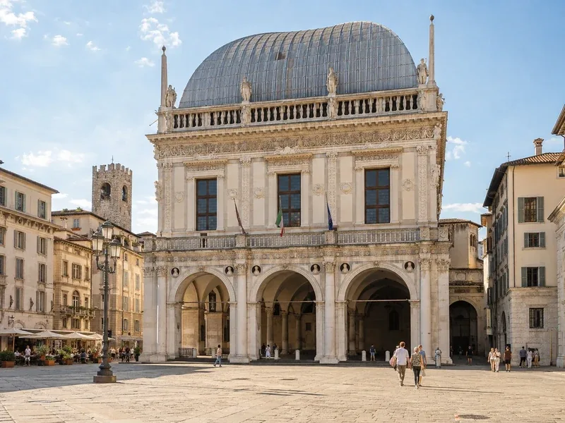 Palazzo della Loggia in piazza della Loggia a Brescia in una giornata di sole