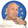 Ritratto di Clay Vasconcelos, autore delle guide