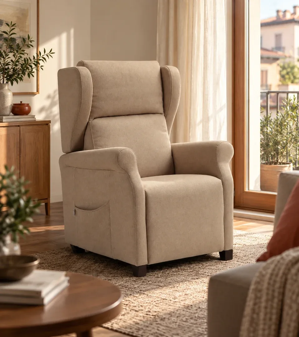 Poltrona alzapersona Jasmine beige a 4 motori in un soggiorno con balcone