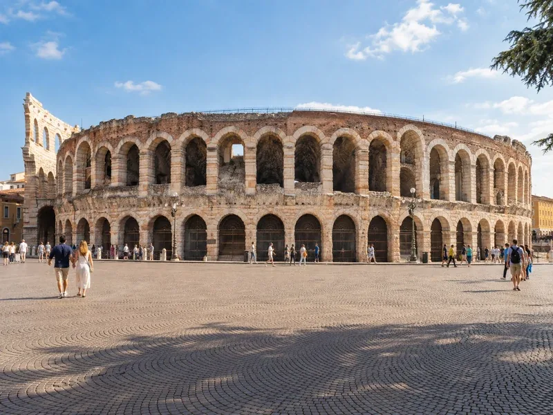 Arena di Verona in piazza Bra in una giornata di sole